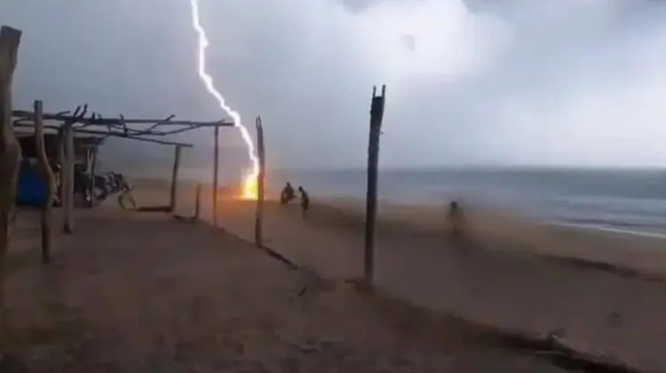 Dos personas fueron alcanzadas por un rayo en playa de Michoacán (Foto:Especial/EXPRESO)