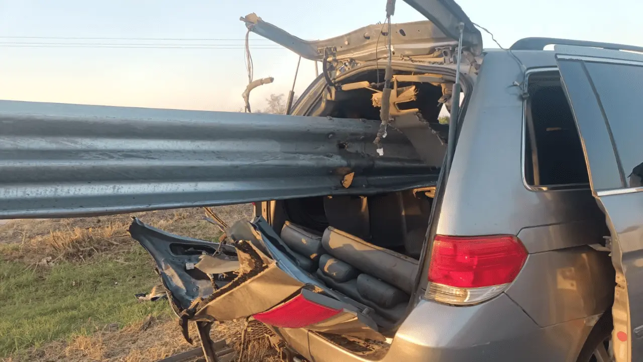 Trágico accidente deja dos personas sin vida y cinco menores lesionados