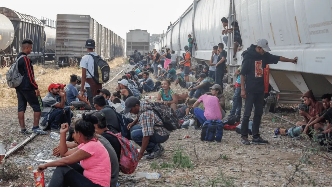 Ferromex detiene temporalmente 60 rutas tras aumento de migrantes