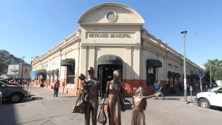 El edificio del Mercado Municipal pasará un año en remodelación. (Foto: Jorge Flores/EXPRESO)