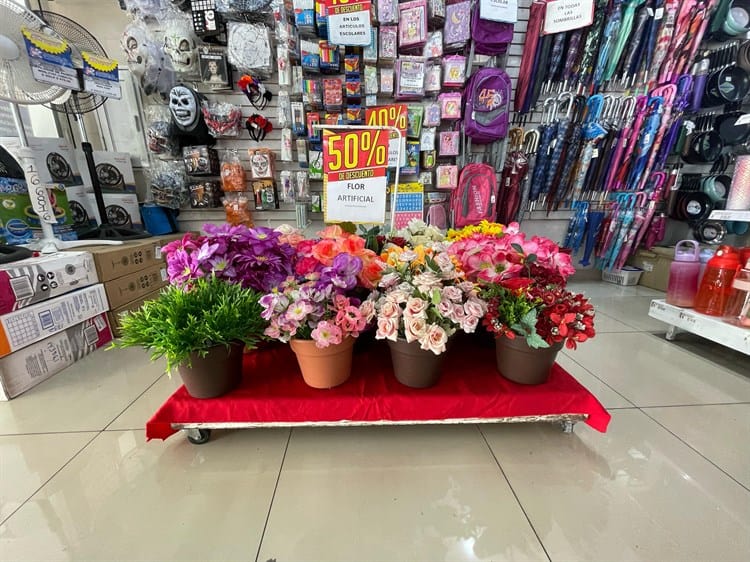 Comercios del Centro se preparan para ventas por el Día de Muertos