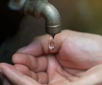 Trabajos de constructora deja sin servicio de agua potable a usuarios