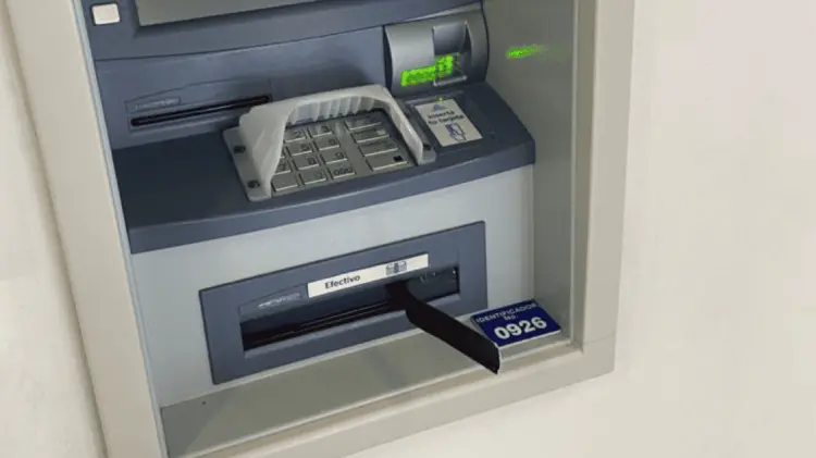 Iván Roberto N fue sorprendido manipulando el cajero automático. (Foto: Ilustrativa / EXPRESO).