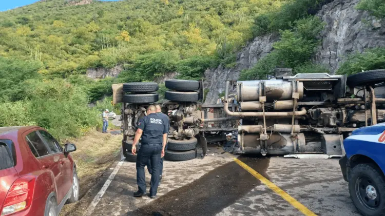 La circulación se encuentra bloqueada en este tramo de la carretera. (Foto: Cortesía)