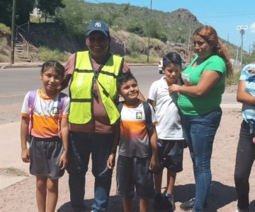 El amor por sus nietos llevó a Carmen a dirigir el tránsito vial