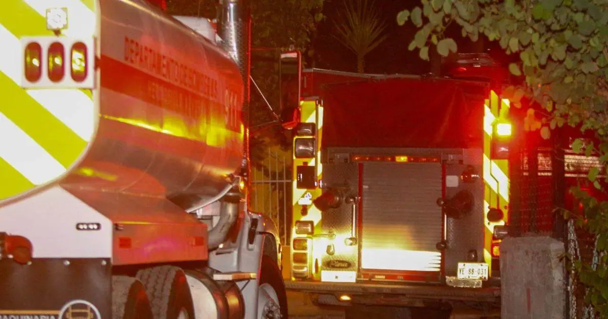 Fuerte incendio consume una vivienda en la colonia El Jito; no hay heridos