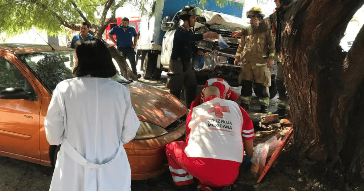 Motociclista con graves lesiones tras ser impactado por auto de carga