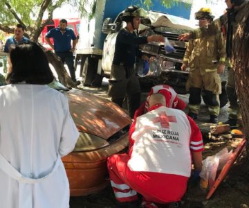 Motociclista con graves lesiones tras ser impactado por auto de carga