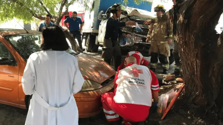 El motociclista fue trasladado a un hospital. (Foto: Jesús Ballesteros/EXPRESO)