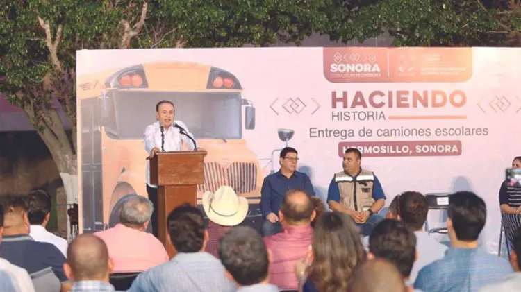 Benefician a estudiantes entrega de camiones escolares (Foto:Especial/EXPRESO)