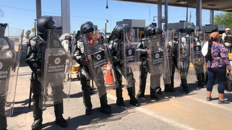 Los elementos crearon una valla para impedir el paso de los manifestantes. (Foto: Especial/EXPRESO)