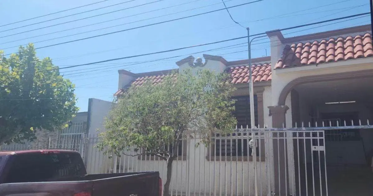 Hallan cuerpo en fosa clandestina en patio de domicilio; aseguran armas