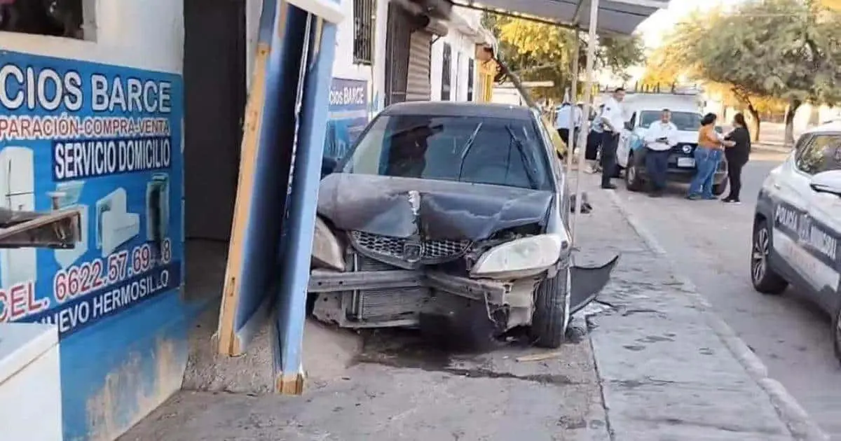 Policías trasladan a mujer embarazada que chocó en Nuevo Hermosillo