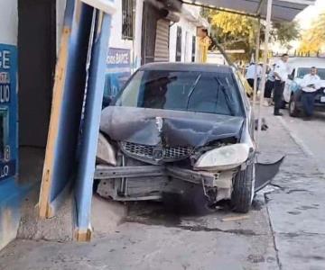 Policías trasladan a mujer embarazada que chocó en Nuevo Hermosillo