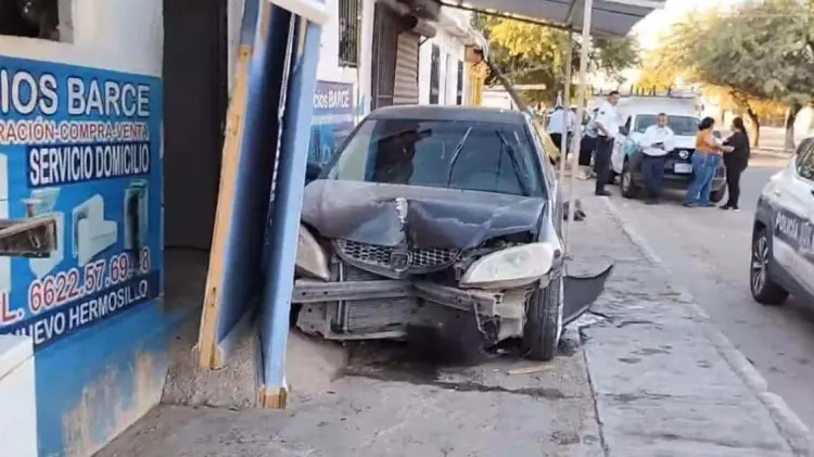 Policías auxilian a mujer embarazada en Nuevo Hermosillo (Fotos:Especial/EXPRESO)