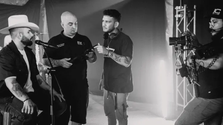 Carín León muestra su lado más versátil con esta versión de Colmillo de León. (Foto: Cortesía)