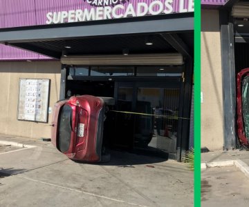 Vuelca frente a super y arrolla a tres personas; una lesionada de gravedad