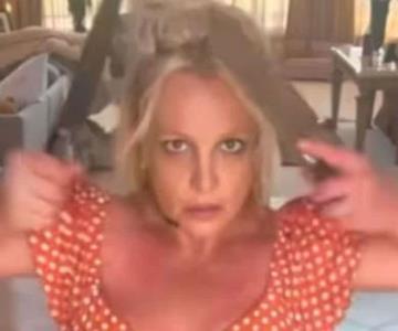 Britney Spears recibe visita policiaca tras baile con cuchillos