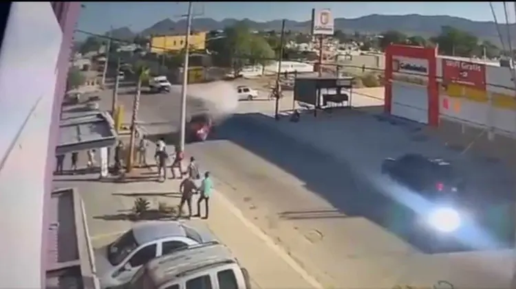 Una cámara de seguridad captó el momento exacto del accidente. (Foto: Captura de video)