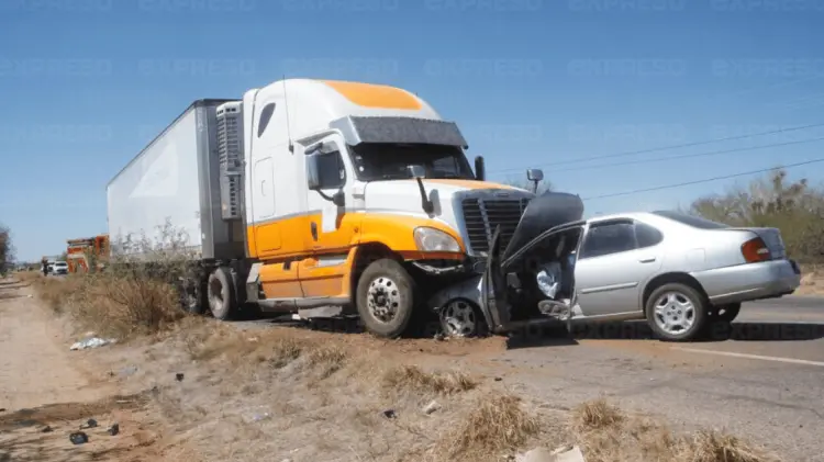 Los heridos viajaban en el auto sedán color gris con placas de afiliación. (Foto: Jesús Ballesteros)
