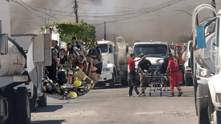 El incendio de la bodega de plásticos se presentó al mediodía de ayer. (Foto: Ana Camargo/EXPRESO)