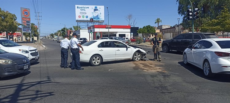 Mujer y menores de edad heridos tras choque en carretera a Bahía de Kino