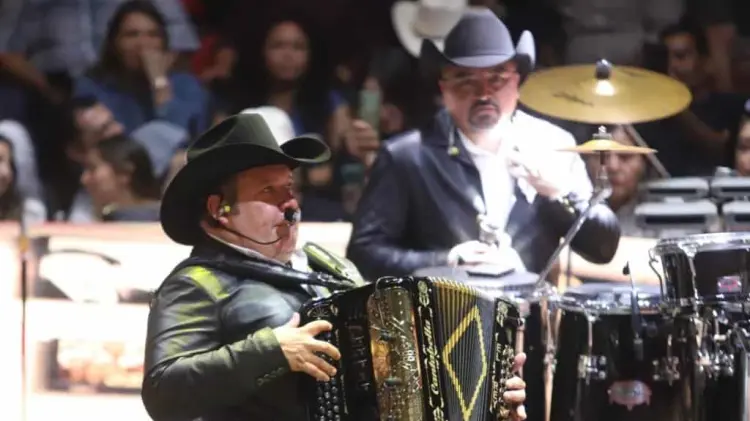 Grupo Pesado puso a cantar a los asistentes al Palenque Expo Gan. (Foto: Jesús Ballesteros/EXPRESO)