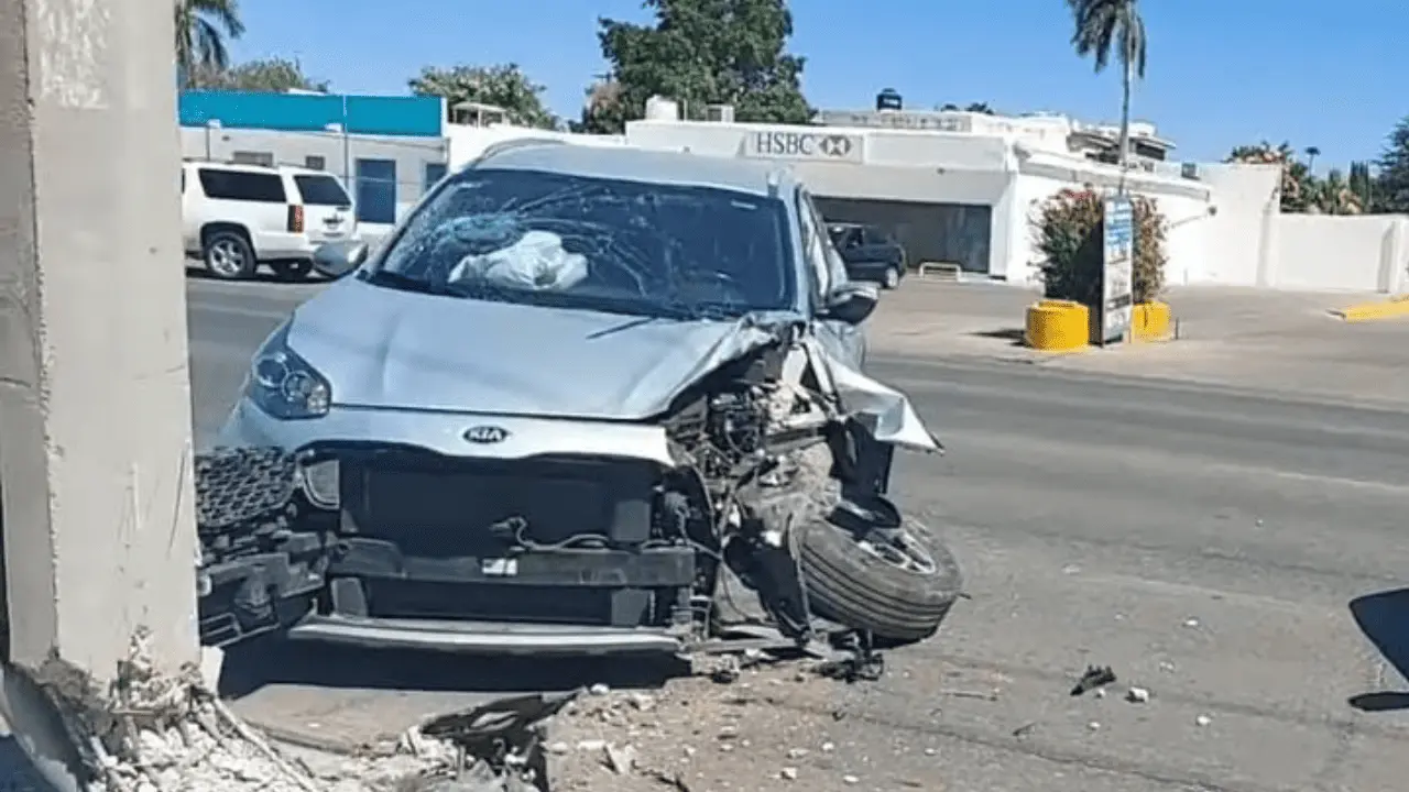 Aparatoso choque deja grandes daños materiales en la colonia Centenario