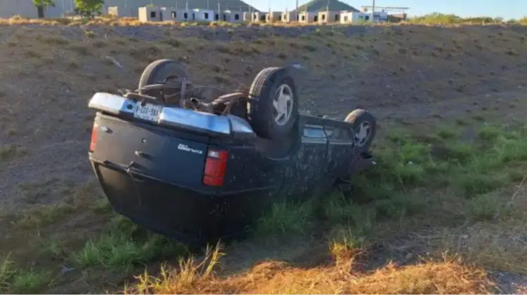 El vehículo quedó volcado fuera de la carretera. (Foto: Especial/EXPRESO)