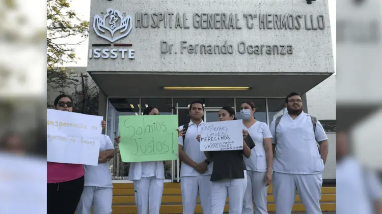 Enfermeros se manifestaron por fuera del hospital. (Foto: Jesús Ballesteros/EXPRESO)
