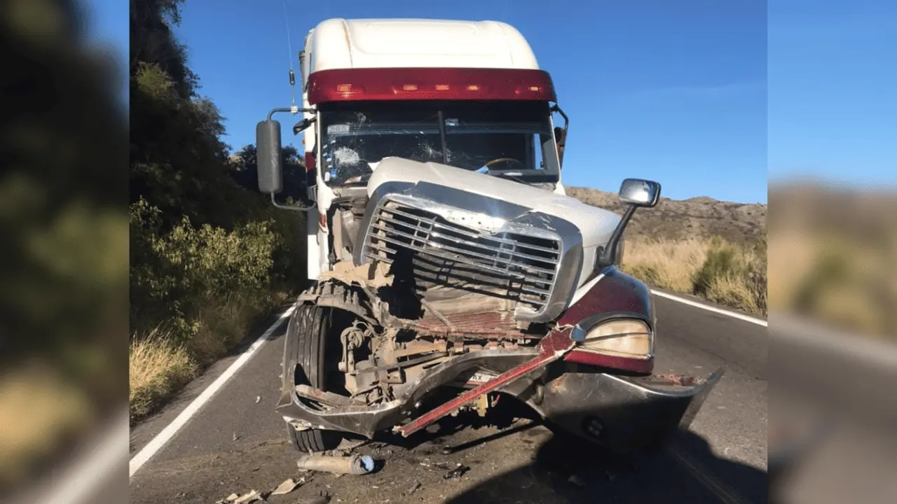 Alertan sobre aparatoso accidente en la Carretera Ímuris-Cananea