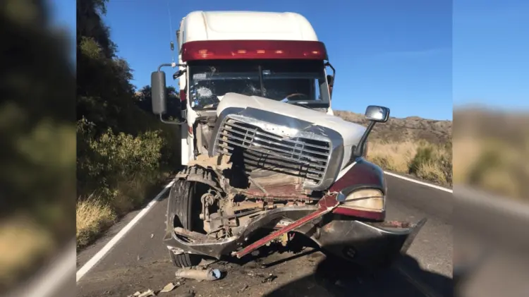 Se vieron involucrados un tractocamión y un vehículo sedán. (Foto: Cortesía/EXPRESO)