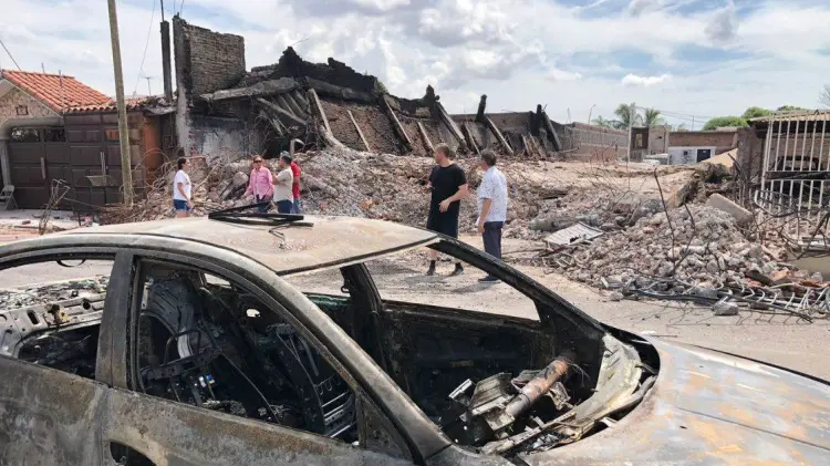 El devastador incendio ocasionó daños en autos y viviendas aledañas. (Foto: Ana Camargo/EXPRESO)
