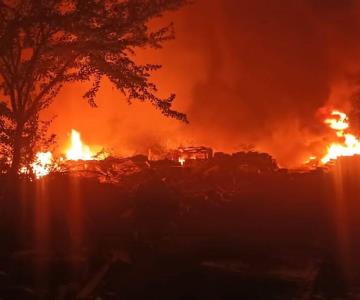 Incendio en recicladora de plásticos en Cajeme; Bomberos combaten el fuego