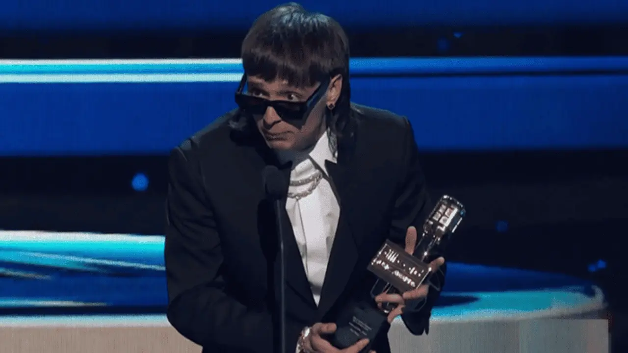 Peso Pluma gana premio Billboard y se lo dedica a México