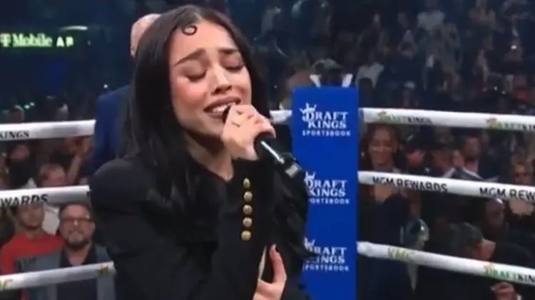Danna Paola interpretó el Himno Nacional en la pelea de Canelo vs Charlo. (Foto: Captura de video)