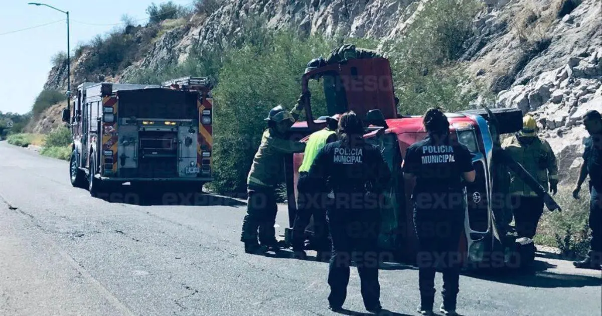 Adulto mayor sufre aparatosa volcadura al oriente de Hermosillo