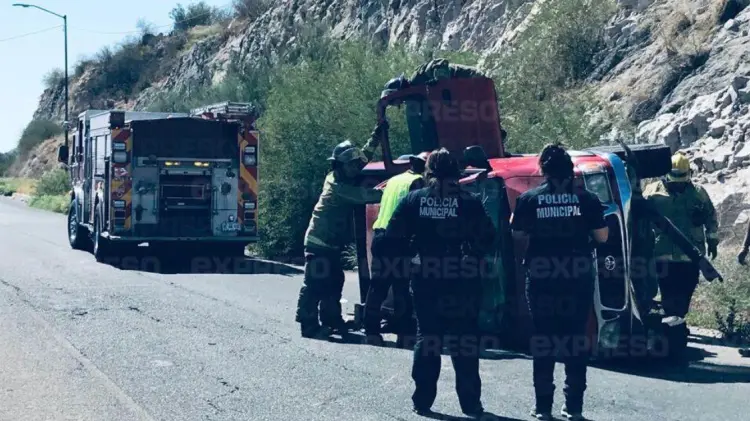 El hombre quedó atascado en su vehículo por varios minutos. (Foto: Jesús Ballesteros/EXPRESO)