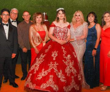 Victoria Armenta celebra sus XV años