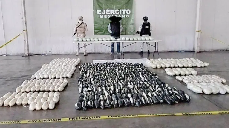Se decomisaron 11 costales de 25 kg cada uno, y hay dos detenidos. (Foto: Especial/EXPRESO)