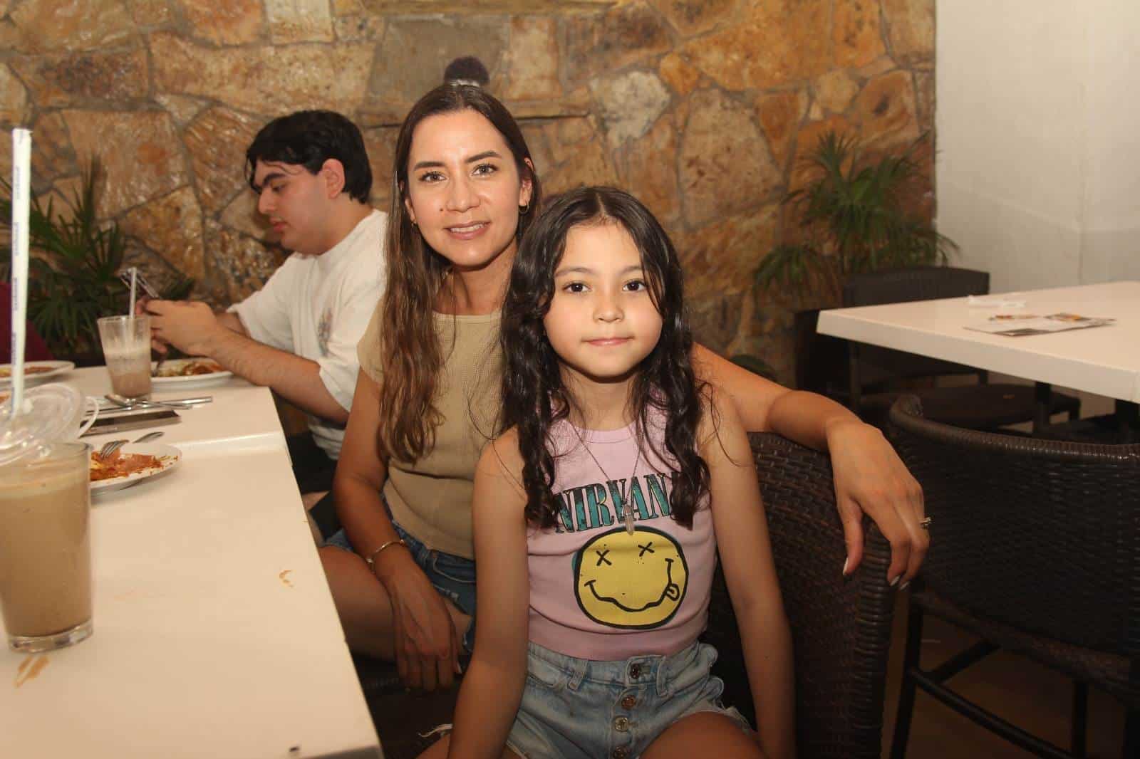Comparten un rato especial en El Café 57