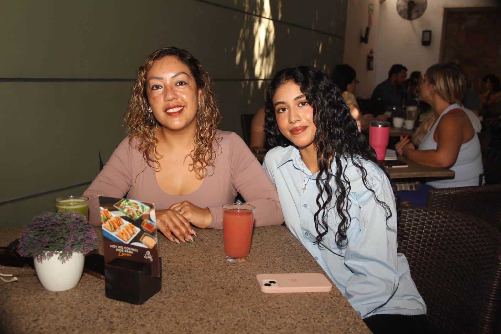 Comparten un rato especial en El Café 57