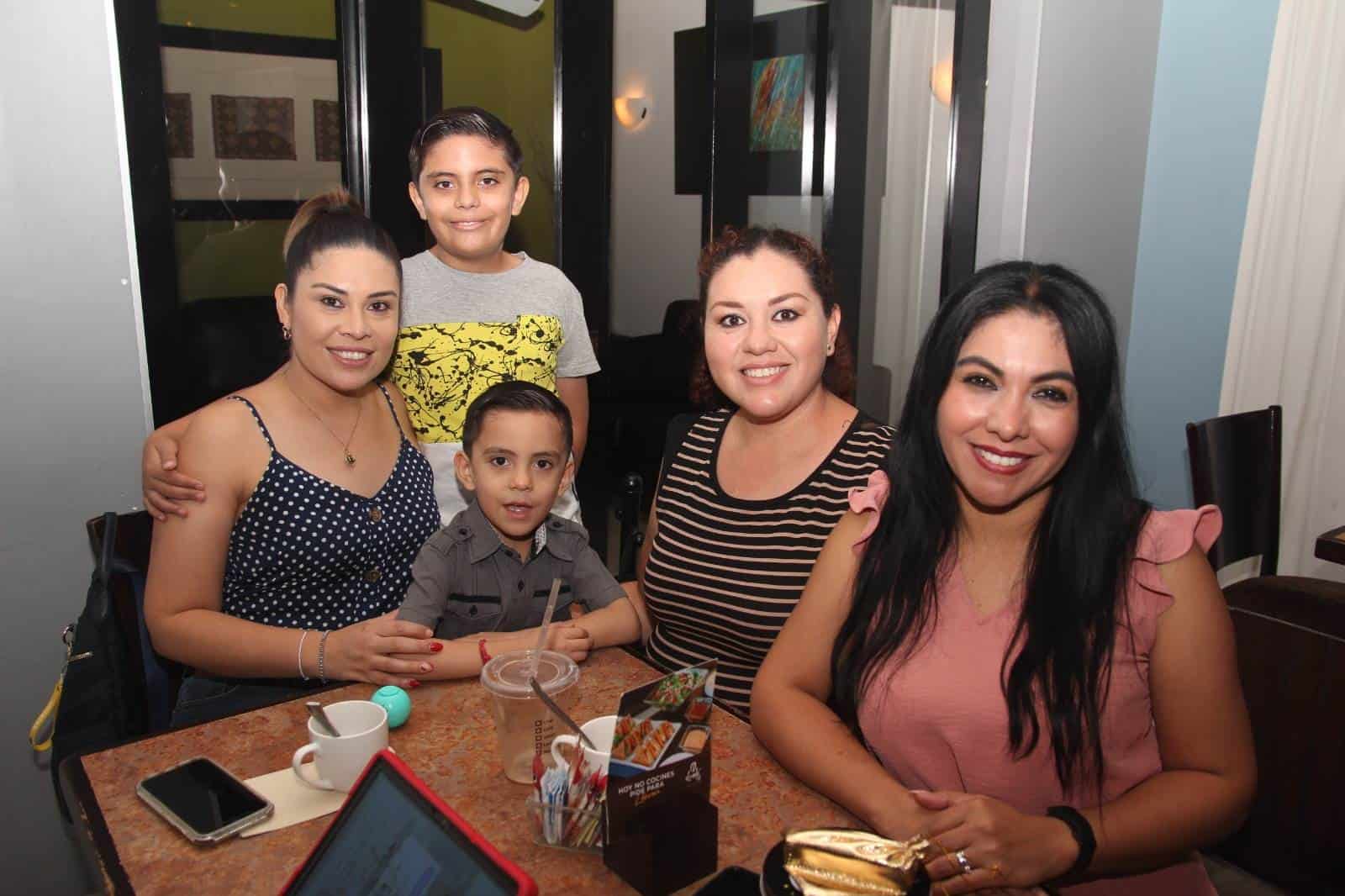 Comparten un rato especial en El Café 57