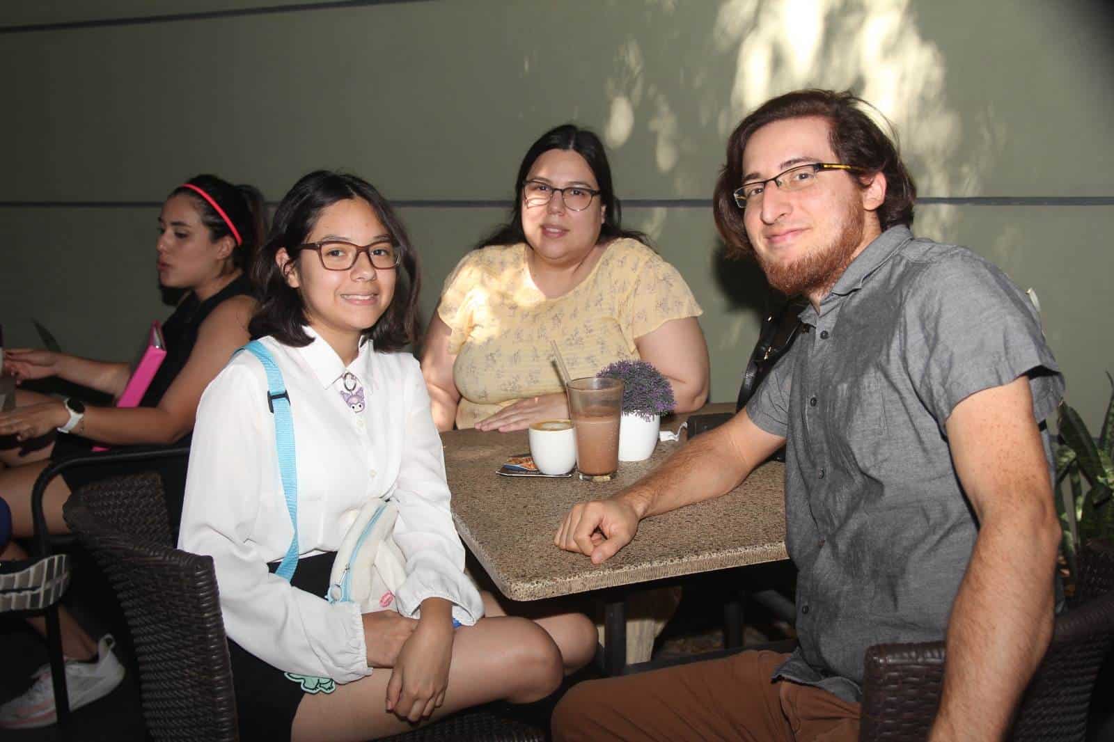 Comparten un rato especial en El Café 57
