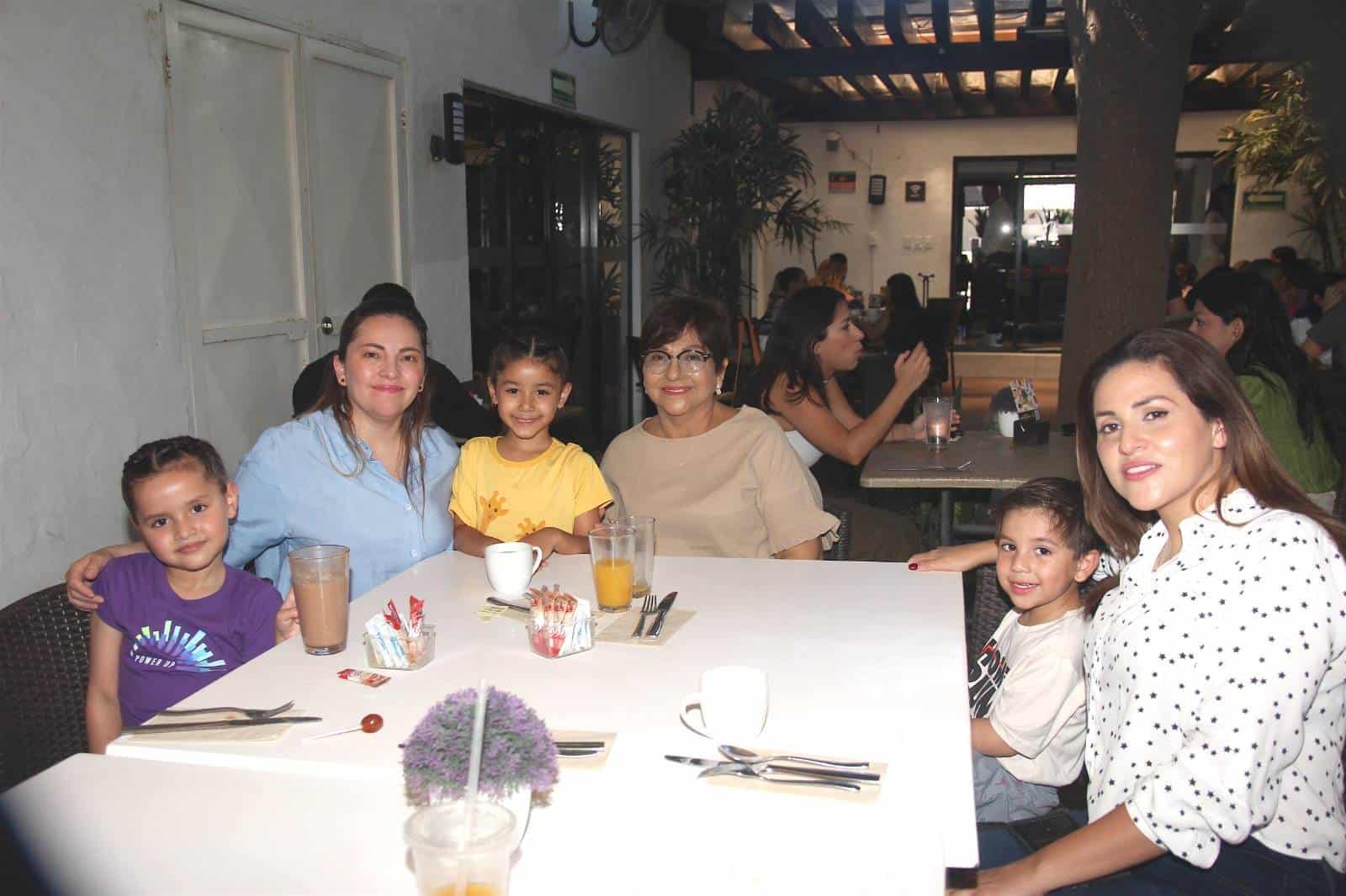 Comparten un rato especial en El Café 57