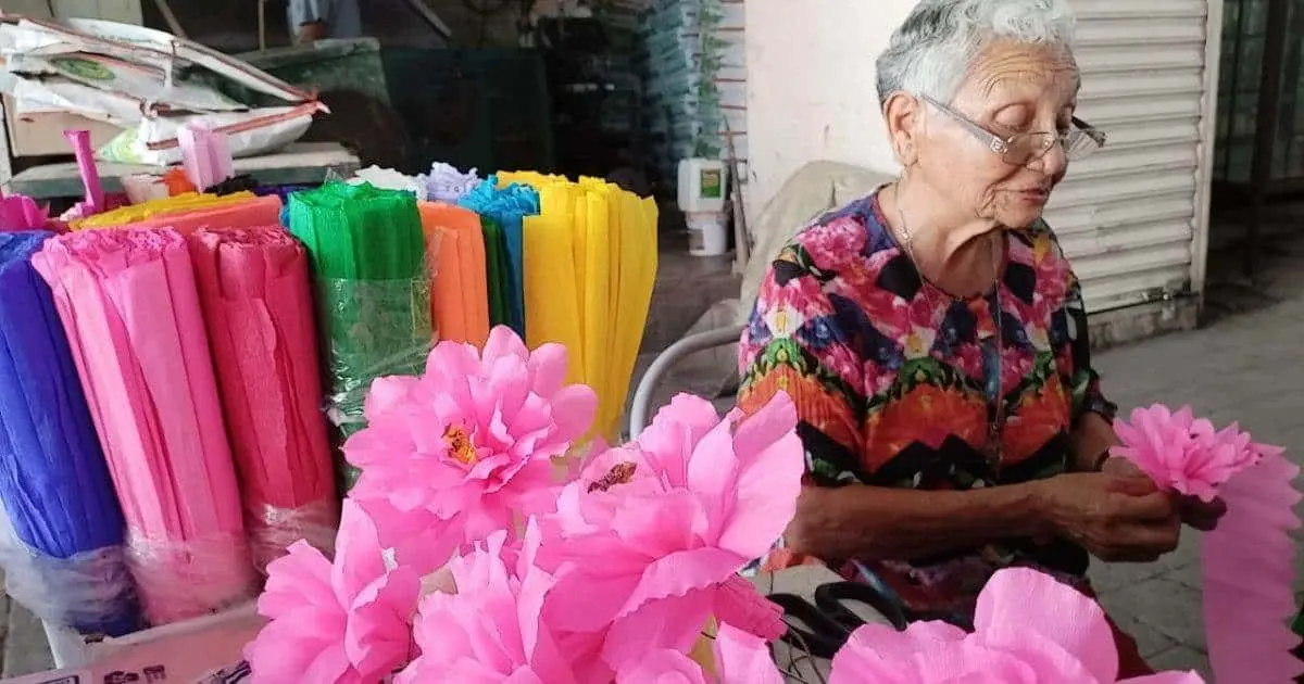 María de Jesús mantiene la tradición de las coronas de papel en Navojoa