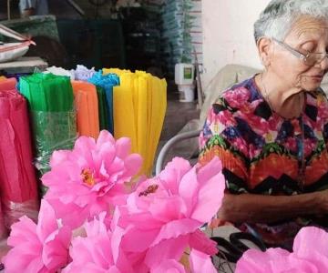 María de Jesús mantiene la tradición de las coronas de papel en Navojoa