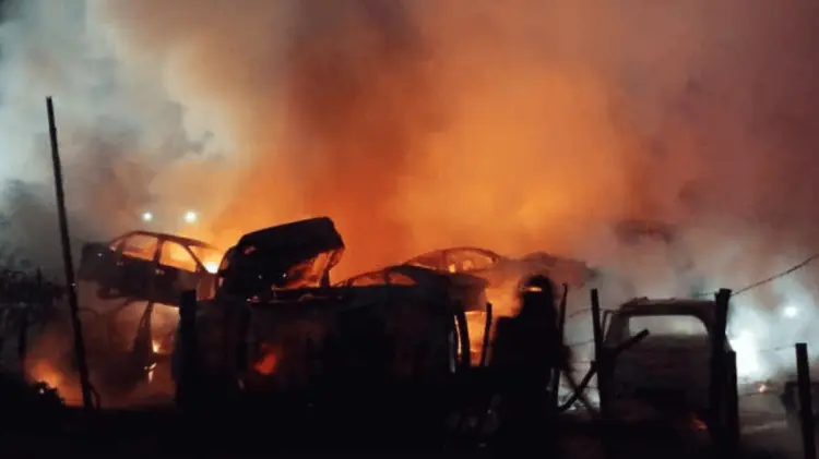 A las 4:00 AM se dio el reporte de este incendio. (Foto: Cortesía Jesús Fierro/EXPRESO)