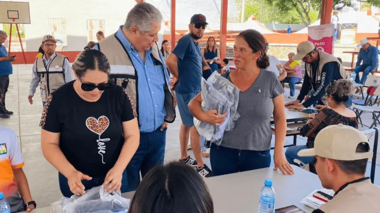 Entrega de uniformes en la sierra de Sonora. (Foto: Especial/EXPRESO)
