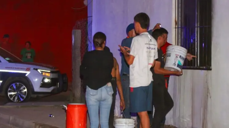 Vecinos intentaron sofocar el fuego a cubetazos. (Foto: Cristian Ruiz/EXPRESO)
